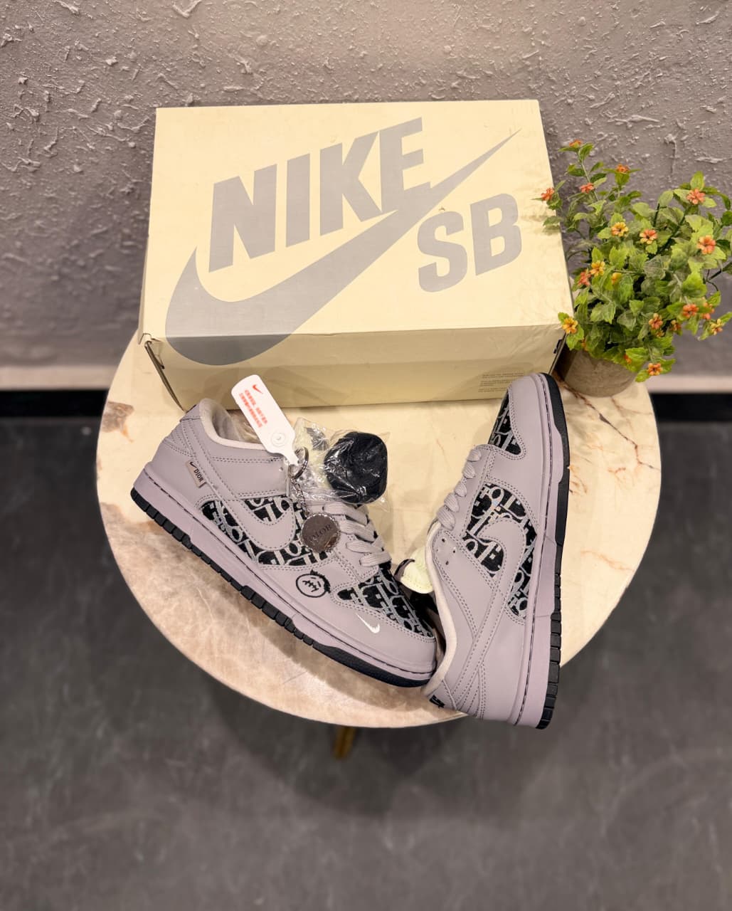 NIKE SB DUNK DIOR X KAWS 2025